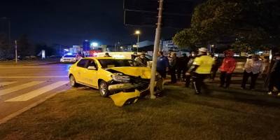 Kocaeli Gebze'de taksi ile hafif ticari araç çarpıştı: 2 yaralı