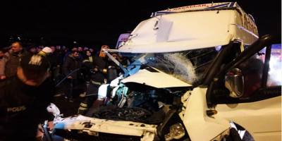 Aksaray’da minibüs tıra arkadan çarptı: 12 yaralı