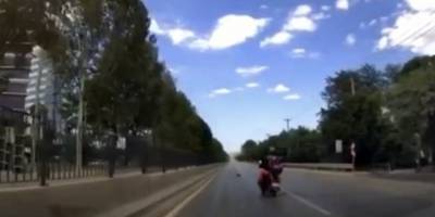 Bursa'da Motosiklet sürücüsü yerdeki çöpü klas bir hareketle alarak yol kenarına koydu