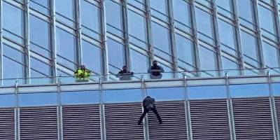 Trump ile görüşmek isteyen adam,16. kattan kendini, iple sarkıttı