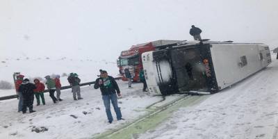 Bursasporlu taraftarların otobüsü devrildi