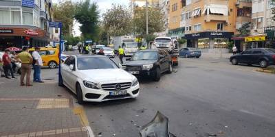 Antalya Alanya'da aşırı hız yapan otomobil trafiği birbirine kattı