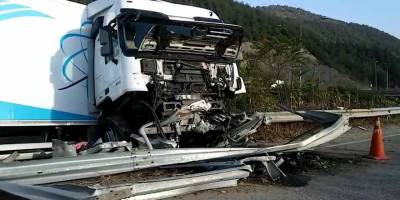 Sakarya Geyve'de kontrolden çıkan tır bariyerlere çarptı