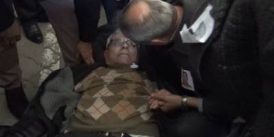 Doktor başkan, cenazede rahatsızlanan kişiye ilk müdahaleyi yaptı