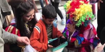 Sokak müzisyeni 3’üncü sınıf öğrencisine tablet sürprizi