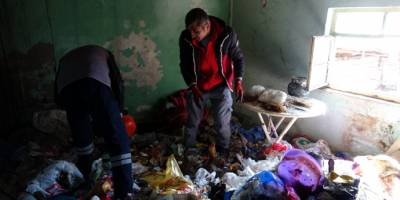 Evde 2 kamyon çöp biriktirdi