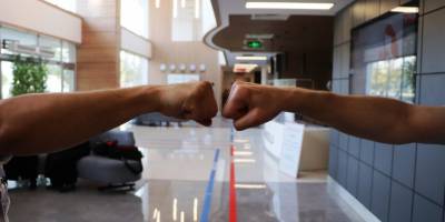 Temas ve maske çok önemlidir Korona bulaştırmada yeni trend: "Yumruk tokuşturma"