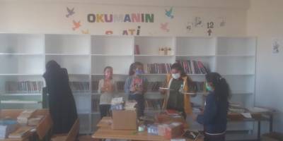 Adıyaman'da Hayırsever doktorlardan köy okuluna kütüphane
