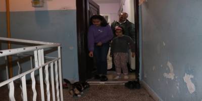 Ortaokul öğrencisi Irmak Ozan biriktirdiği harçlıkları ile mama alarak sokak hayvanlarını besliyor