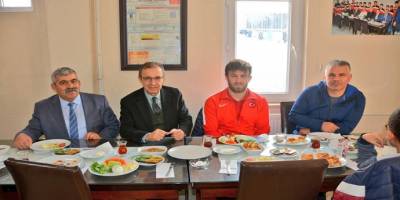 Şampiyon Süleyman Karadeniz madalyasını şehit ailelerine hediye etti