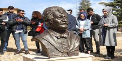 Müslüm Gürses'in ismi Şükran Köyü'nde dikilen çınar ve büstüyle yaşatılacak