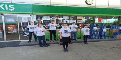 Akaryakıt istasyonunda çalışanlardan kadına şiddete tepki