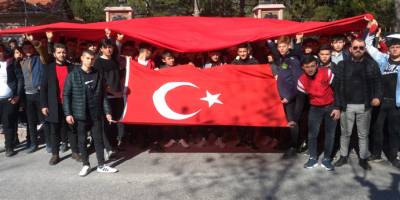 kütahya öğrencilerinden İdlib şehitleri için Türk bayraklı yürüyüş