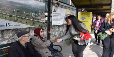 Toroslar'da kadınlara kırmızı karanfil dağıtıldı