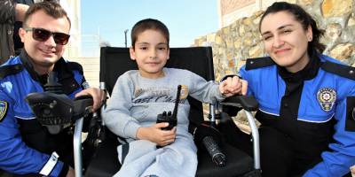 Polis hayranı küçük Efraim, akülü aracına kavuştu