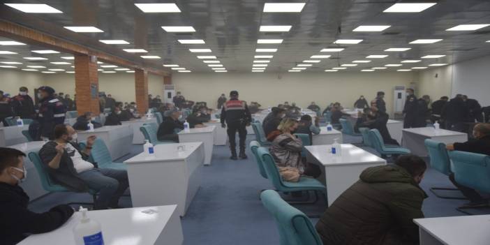 Jandarma ekiplerinin Kepçeyle duvarı yıkarak girdiği binada, 89 kişi kumar oynarken yakalandı