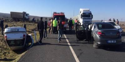 Diyarbakır-Şanlıurfa yolunda iki otomobil kafa kafaya çarpıştı! Çok sayıda yaralılar var