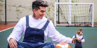 Maymununa el konulan sosyal medya fenomeni gözyaşlarına boğuldu