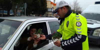 Manisa polisinden kadın sürücülere çiçek sürprizi