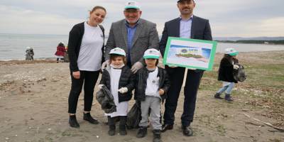 Terme Belediyesi miniklerle sahilde çöp topladı