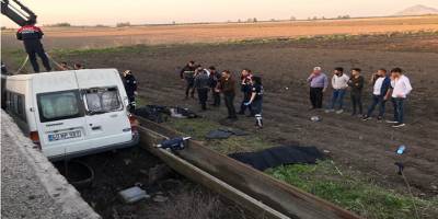 Adana’da İşçi servisi şarampole devrildi 3 ölü, 14 yaralı
