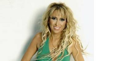 Şarkıcı Kalender'in yaşadığı evinden iki kamyon çöp çıkartıldı