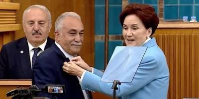 AKP üyelğinden istifa eden Ahmet Eşref Fakıbaba, rozetini bugün Meral Akşener taktı