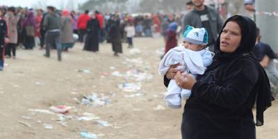 Sınır Kapısı’nda bekleyen minik göçmenler yürek sızlatıyor