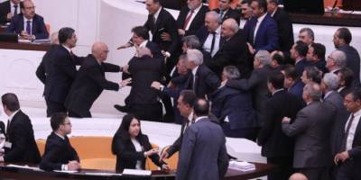 Meclis’te yumruklar havada uçuştu! Milletvekili İYİ Partili Hüseyin Öz yoğun bakıma kaldırıldı! Hüseyin Öz kimdir?