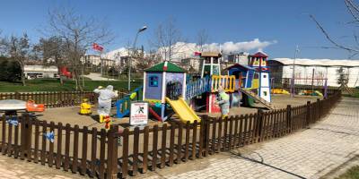 Virüse Büyükçekmece’de çocuk oyun parkları dezenfekte ediliyor