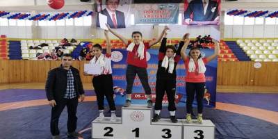 Türkiye 3'ncülüğü elde eden güreşçi kızlar zirveyi hedefliyor