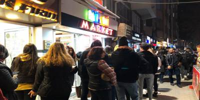 öğrenciler metrelerce bilet kuyruğu oluşturdu