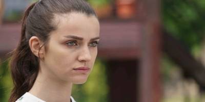 Barıştığı Sevgilisiyle Yataktan Sarmaş Dolaş Fotoğrafını Paylaştı