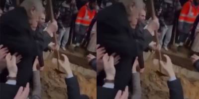 MHP Lideri Bahçeli, Ferdi Tayfur’un Mezarı Başında Toprak Attı