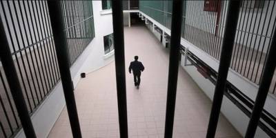 Devlet kalabalık koğuşta kalana tazminat ödeyecek