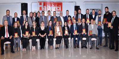 Yılın En'leri' anketinde seçilen kişi ve kuruluşlara ödülleri verildi.