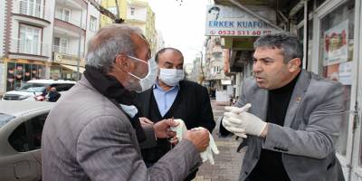 Adıyaman Turgut Reis Mahallesi Muhtarı korona virüsüne karşı maske ve eldiven dağıttı