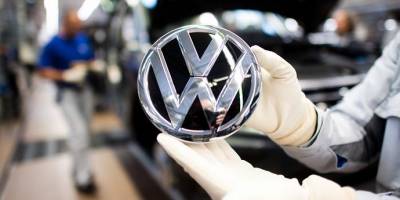 Otomobil devi Volkswagen korona virüsü nedeniyle üretimi askıya alıyor