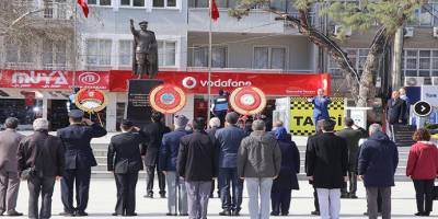 Balıkesir Burhaniye’de Çanakkale Zeferi için çelenk sunuldu