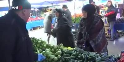 İşte pazarın hali, sosyal mesafe falan yok