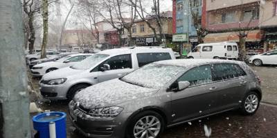 Adıyaman’ın Gölbaşı ilçesinde lapa lapa kar yağıyor