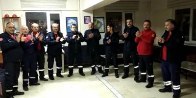 Sağlık çalışanlarına İtfaiyecilerden moral alkışı