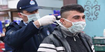 Balıkesir Dursunbey'de pazarcıcılara maske ve eldiven dağıtıldı