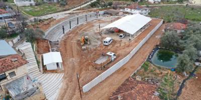 Kaş ilçesine bağlı Doğantaş’ta meydan düzenlemesi başladı