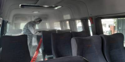 Sağlık personellerini taşıyan araçlar korona virüse karşı dezenfekte edildi