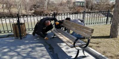 Bayburt belediyesi korona virüse karşı bankları söktü