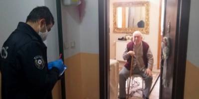 Sakarya’da sokağa çıkma yasağı olanların ihtiyacını polisler karşılıyor