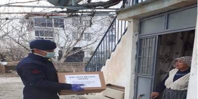 Denizli'de vatandaşlara gıda kolilerini jandarma ekipleri ulaştırdı