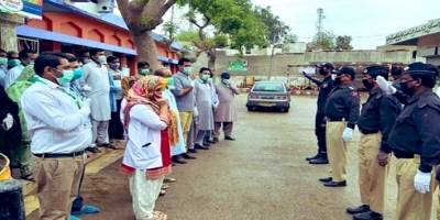 Pakistan’da sağlık çalışanlarına beyaz bayraklı destek