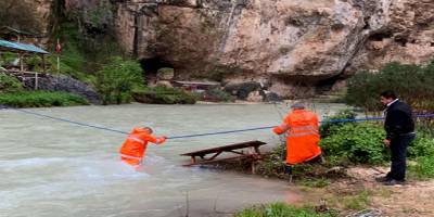 Mersin’de dere kenarında mahsur kalan köpek operasyonla kurtarıldı